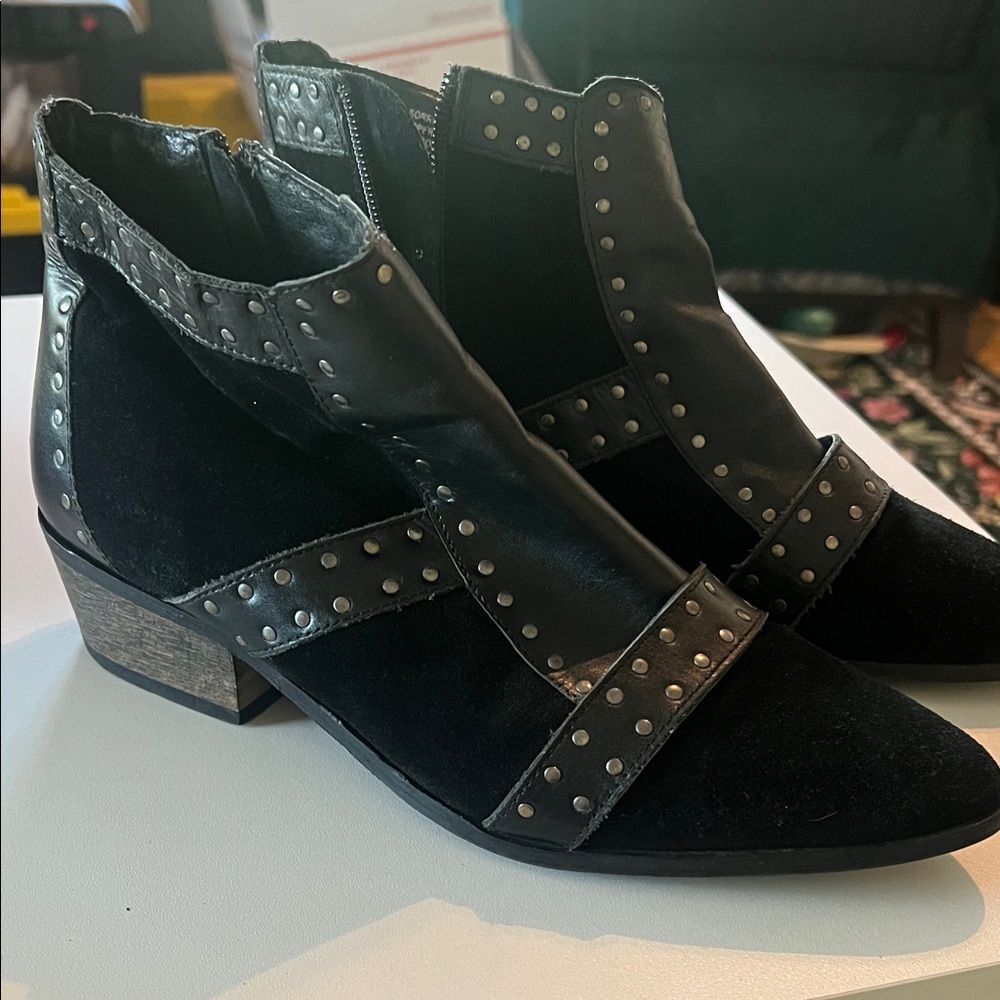 Amuse Society x Matisse "Sorrento" Studded Ankle Booties. Size 8